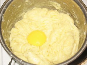 добавить в тесто яйца