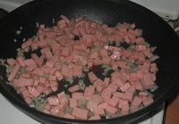 обжарить колбасу вместе с луком