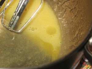 капля масла в желтках взбитых для домашнего майонеза