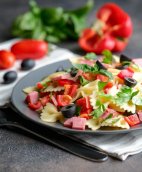Итальянский теплый салат с макаронами и ветчиной