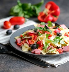 Итальянский теплый салат с макаронами и ветчиной