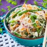 Постный салат с рисовой лапшой и овощами
