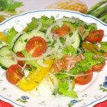 Овощной салат с лососем