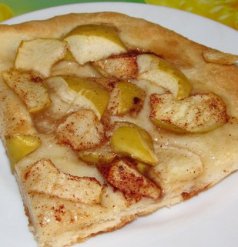 Открытый дрожжевой пирог с яблоками