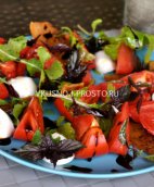 Салат с моцареллой, помидорами и беконом