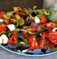 Салат с моцареллой, помидорами и беконом