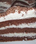 Шоколадный торт со взбитыми сливками