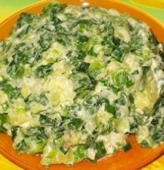 Салат с молодой зеленью чеснока