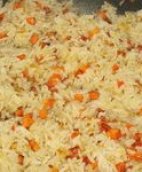 Жареный рис с морковью и луком