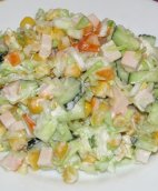 Капустный салат с копчёной курицей и кукурузой