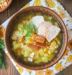 Гороховый суп с копченой курицей и чесночными гренками