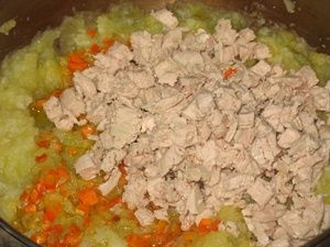в овощное пюре добавить мясо и обжаренные лук и морковь