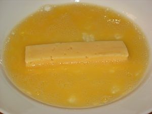 обмакнуть сыр в яйцо