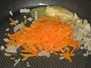 обжарить лук и морковь на сливочном масле