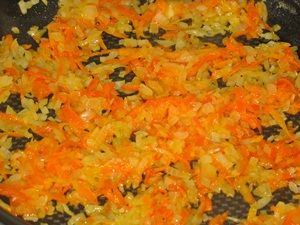 обжарка морковки и лука на сливочном масле для супа пюре из брокколи