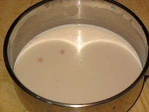 развести дрожжи в молоке
