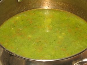 суп пюре из брокколи в кастрюле