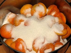 половинки абрикосов с сахаром для компота
