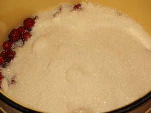 слой сахара в кастрюле для вишнёвого варенья