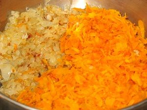 лук и морковка для баклажанной икры в касрюле