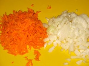лук и морковка для тушения с кабачком и грудкой