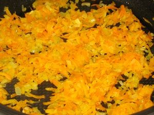 обжарка морковки и лука для фаршированного перца