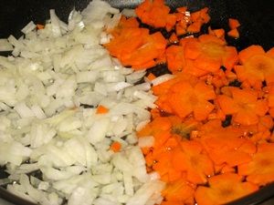 обжарка лука и моркови для супа с фасолью