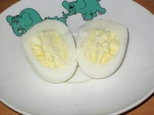 половинки варёного яйца