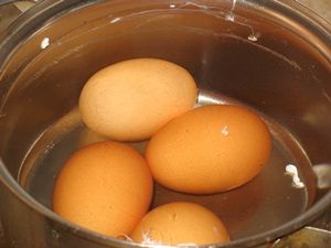 варёные яйца для бульона