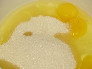 Яйца с сахаром для медового бисквита