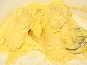 масляно желтковая смесь для кекса с изюмом