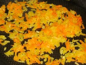 обжаренные морковка и лук для щи с квашеной капустой