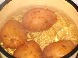 варка картошки в мундирах для салата с шампиньонами
