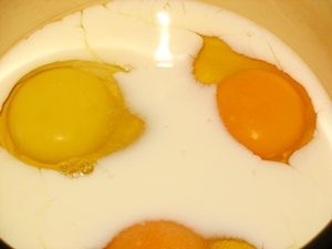яйца с молоком для омлета с сервелатом