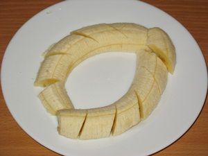 банан на тарелке