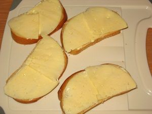 батон с маслом и сыром