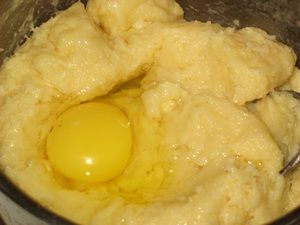 добавление яиц в заварное тесто