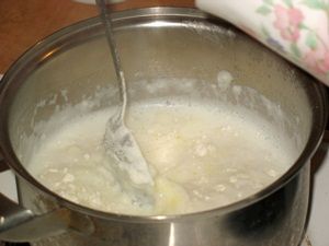 добавление муки в кипящее молоко