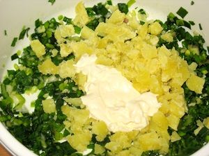 ингредиенты салата с молодой зеленью чеснока