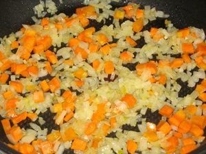 обжаривание лука и морковки
