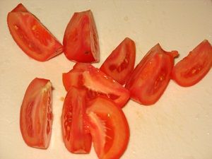 кусочки помидора
