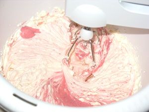 смешивание клубничного мороженого