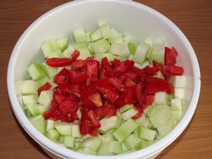 кусочки кабачка с помидорами
