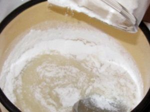 добавление сахарной пудры в сливки