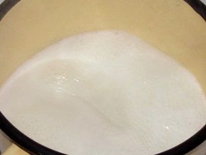 кипящее молоко для заваривания мака