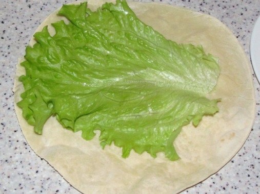 лист салата на лепёшке