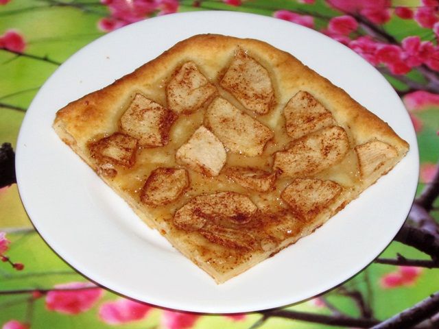 Пирог из творожного теста с яблоками