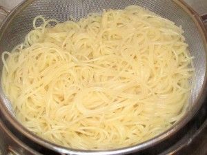 сливание воды со спагетти