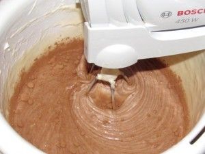 смешиваем тесто и какао