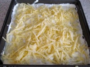 второй слой картошки со сметаной и сыром